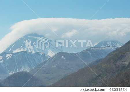 Mountains and clouds covered with residual snow (Shiretoko, Hokkaido) Mountains and clouds covered with residual snow (Shiretoko, Hokkaido) 68031284