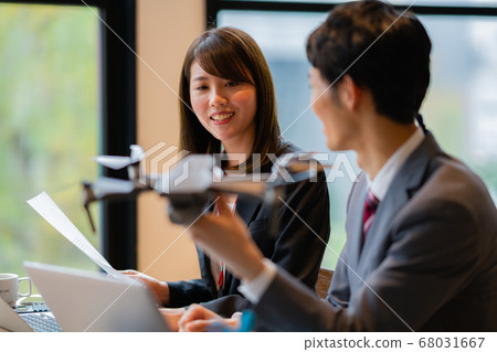 無人機西裝辦公室兩個男人和女人正面機上商務談話問候鳥瞰圖是明亮的 無人機西裝辦公室兩個男人和女人正面機上商務談話問候鳥瞰圖是明亮的 68031667