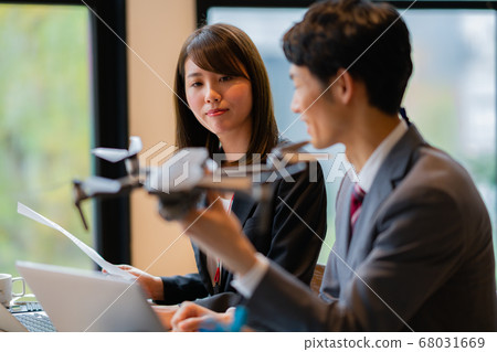 無人機西裝辦公室兩個男人和女人正面機上商務談話問候鳥瞰圖是明亮的 68031669