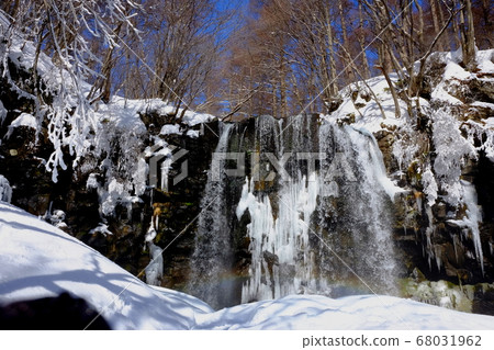 Frozen waterfall 68031962