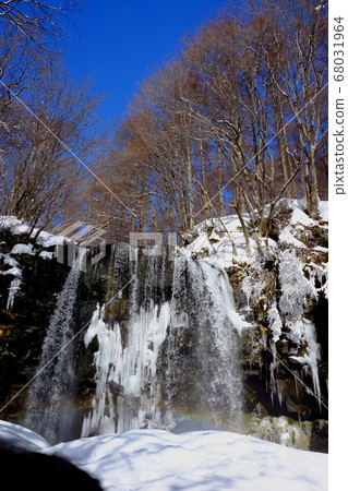 Frozen waterfall 68031964