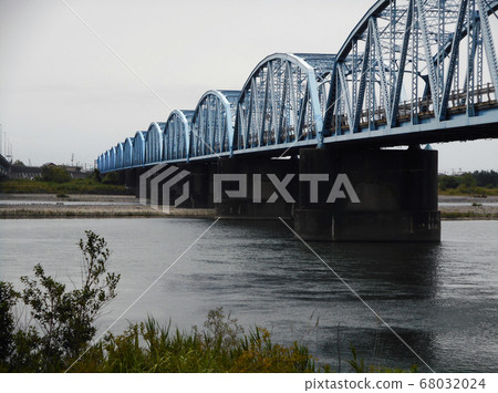 一條大河上的淡藍色路橋 一條大河上的淡藍色路橋 68032024
