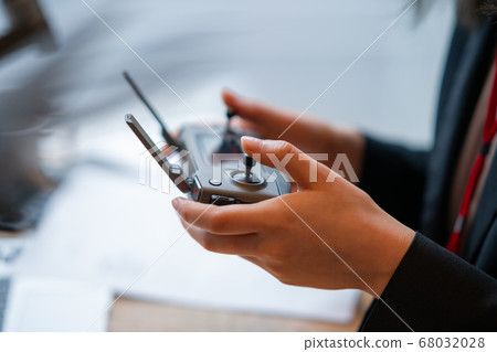 無人機西裝辦公室女人1人商務談話鳥瞰圖是明亮的窗口操作在手 68032028