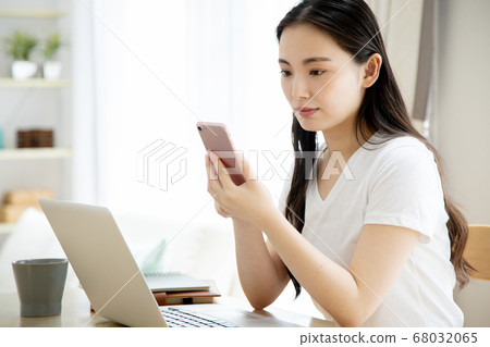 在家操作計算機的一個少婦的遠程辦公圖像 68032065