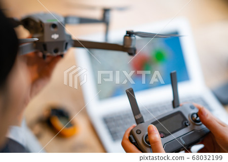 Drone business suit office two men and women frontal in-flight business talk greeting aerial view am bright Drone business suit office two men and women frontal in-flight business talk greeting aerial view am bright 68032199