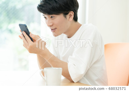 一個與智能手機通信的人 一個與智能手機通信的人 68032571