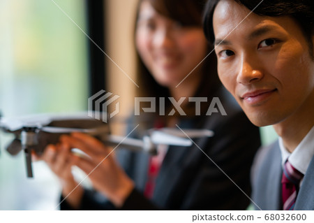 無人機西裝辦公室兩個男人和女人業務談話鳥瞰圖是明亮的窗戶邊窗戶市中心運營 無人機西裝辦公室兩個男人和女人業務談話鳥瞰圖是明亮的窗戶邊窗戶市中心運營 68032600