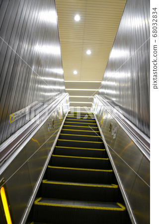 大阪地鐵Sa筋線北ah站的自動扶梯 68032834