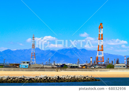 Scenery of Yokkaichi City, a complex of factory facilities Scenery of Yokkaichi City, a complex of factory facilities 68032936
