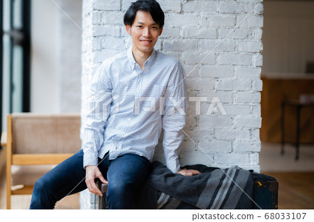 1人時尚花束美的生活方式男性男性室內設計室白色自然光 68033107