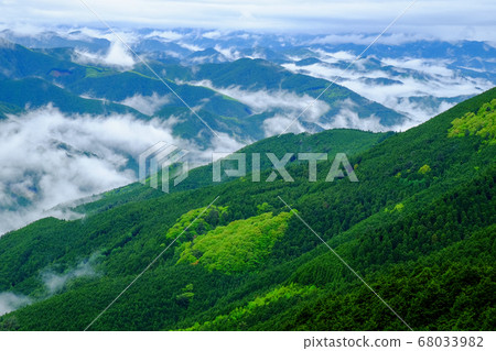 多雲新鮮的綠色山脈(奈良縣吉野區黑崎村) 多雲新鮮的綠色山脈(奈良縣吉野區黑崎村) 68033982