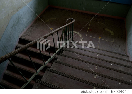 Ruins of elementary school 68034041