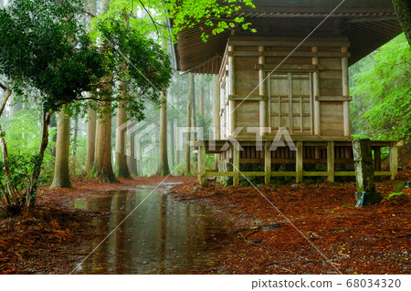 Yoshitsune Hiding Tower Raining (Yoshino Town, Yoshino District, Nara Prefecture) 68034320