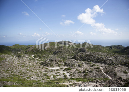 從天上山和大海的頂峰看的三宅島和三島島 68035066