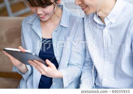 2人時尚度假生活方式男女室內設計新婚糖果智能手機 68035933