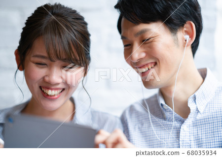 2人時尚度假生活方式男女室內設計新婚糖果智能手機 68035934