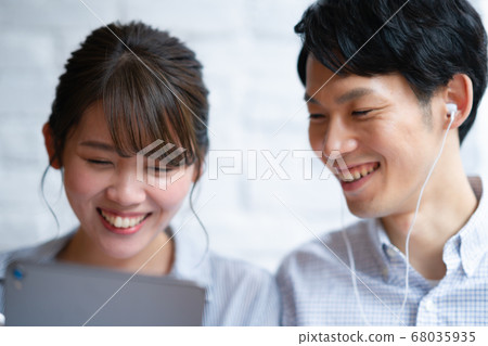 2人時尚度假生活方式男女室內設計新婚糖果智能手機 68035935
