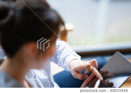 2人時尚度假生活方式男女室內設計新婚糖果智能手機 68035936