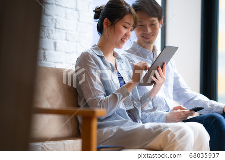 2人時尚度假生活方式男女室內設計新婚糖果智能手機 68035937