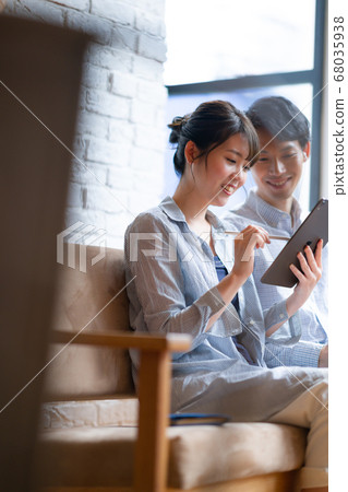 2人時尚度假生活方式男女室內設計新婚糖果智能手機 68035938