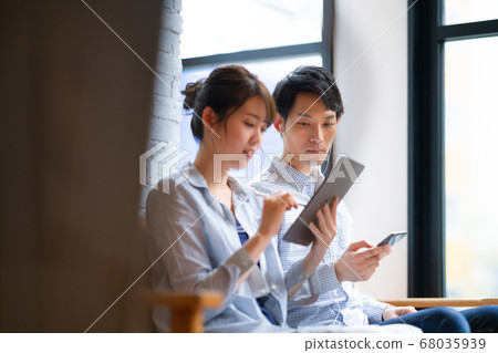 2人時尚度假生活方式男女室內設計新婚糖果智能手機 68035939