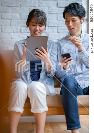 2 people Fashion Holiday Lifestyle Male Female Interior Design Newlywed Sweets Smartphone 68035940
