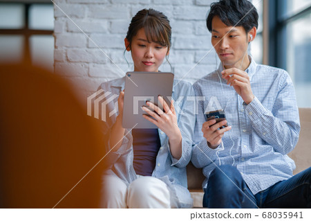 2 people Fashion Holiday Lifestyle Male Female Interior Design Newlywed Sweets Smartphone 68035941