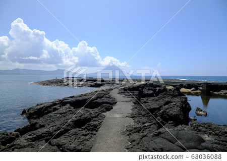 超越熔岩小徑看到的凱蒙達克山 68036088