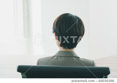 在女商人的背後 68036266