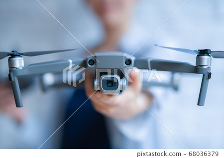 靠窗的手商務愛好飛機的無人機商務休閒辦公室女人1人商務談話鳥瞰圖 靠窗的手商務愛好飛機的無人機商務休閒辦公室女人1人商務談話鳥瞰圖 68036379