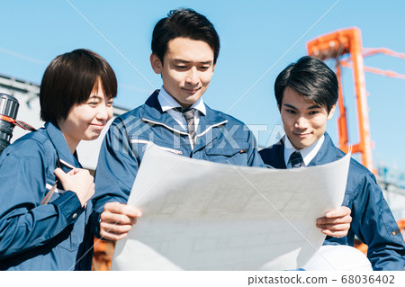 工人在戶外的多個男人和女人 68036402