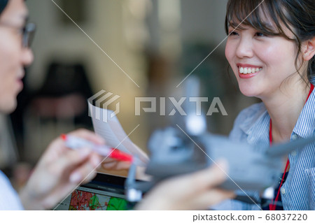 無人機商務休閒辦公室兩個男性和女性商務談話鳥瞰圖鳥瞰圖窗口手控制愛好飛行 68037220