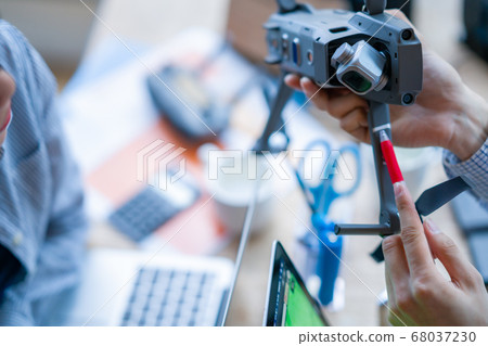 無人機商務休閒辦公室兩個男性和女性商務談話鳥瞰圖鳥瞰圖窗口手控制愛好飛行 68037230