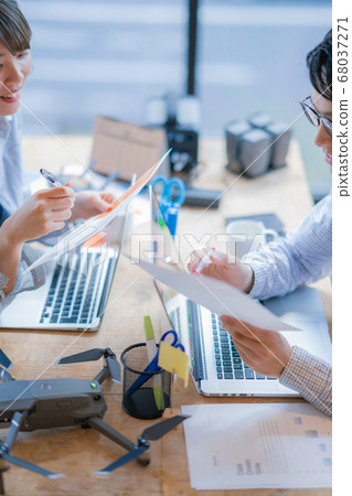 無人機商務休閒辦公室兩個男性和女性商務談話鳥瞰圖鳥瞰圖窗口手控制愛好飛行 無人機商務休閒辦公室兩個男性和女性商務談話鳥瞰圖鳥瞰圖窗口手控制愛好飛行 68037271