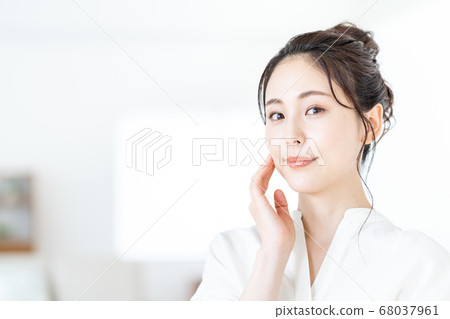 [Beauty image] A young woman with summarized hair 68037961