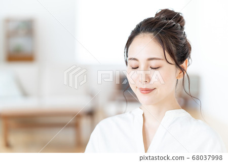 [Beauty image] A young woman with summarized hair 68037998