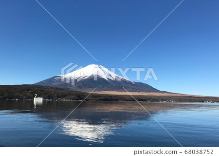 Lake Yamanaka Lake Yamanaka 68038752