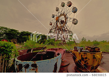 Amusement park ruins 68038815