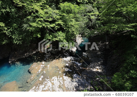 群馬縣吾妻區中之條町志摩河上的40,000個坑洼風景 群馬縣吾妻區中之條町志摩河上的40,000個坑洼風景 68039107