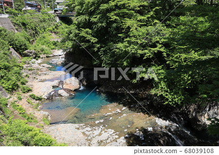 群馬縣吾妻區中之條町志摩河上的40,000個坑洼風景 群馬縣吾妻區中之條町志摩河上的40,000個坑洼風景 68039108