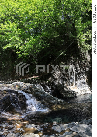 群馬縣吾妻區中之條町志摩河上的40,000個坑洼風景 68039110