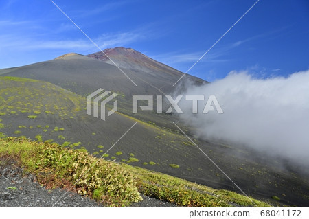 富士山二重塚上野,會贊山和從山上升起的雲層頂的景色 富士山二重塚上野,會贊山和從山上升起的雲層頂的景色 68041172