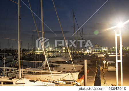 根據夏日的夜晚漂浮的遊艇港 根據夏日的夜晚漂浮的遊艇港 68042048