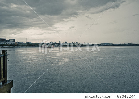 There was a lot of rain at "Sapgyocheon", a Korean tourist spot. Cloudy sky, rainy sea, atmosphere of the sea 68042244