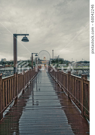 There was a lot of rain at "Sapgyocheon", a Korean tourist spot. Cloudy sky, rainy sea, atmosphere of the sea 68042246