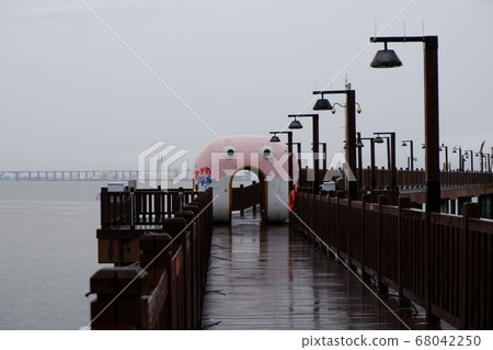There was a lot of rain at "Sapgyocheon", a Korean tourist spot. Cloudy sky, rainy sea, atmosphere of the sea 68042250