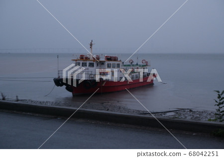 There was a lot of rain at "Sapgyocheon", a Korean tourist spot. Cloudy sky, rainy sea, atmosphere of the sea 68042251