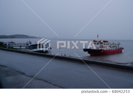There was a lot of rain at "Sapgyocheon", a Korean tourist spot. Cloudy sky, rainy sea, atmosphere of the sea 68042253