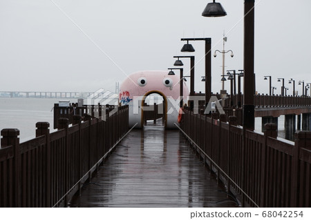 There was a lot of rain at "Sapgyocheon", a Korean tourist spot. Cloudy sky, rainy sea, atmosphere of the sea 68042254