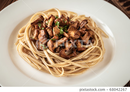 Pasta with fried chanterelles 68042267